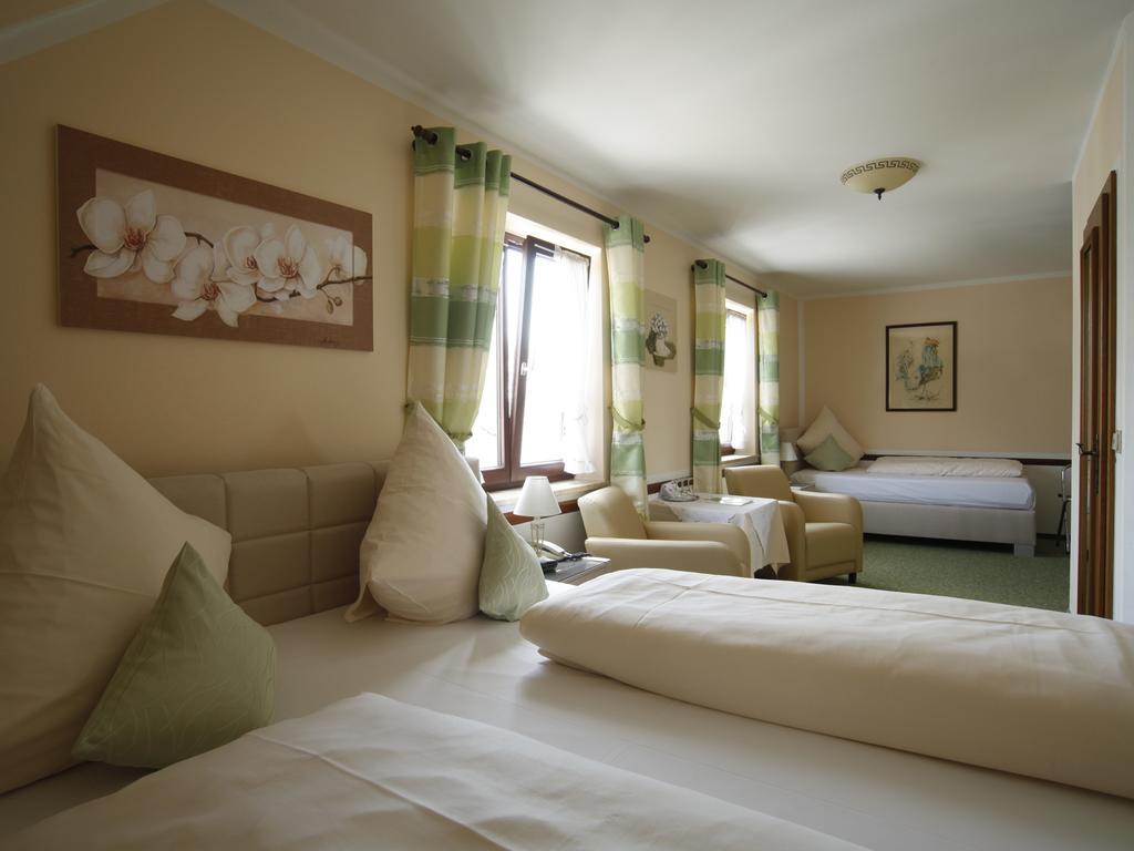 Hotel Garni Zum Gockl Unterfoehring Exterior photo