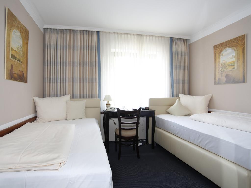 Hotel Garni Zum Gockl Unterfoehring Exterior photo