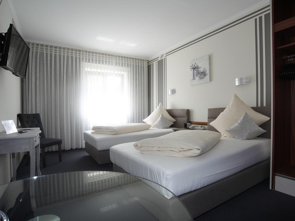 Hotel Garni Zum Gockl Unterfoehring Exterior photo