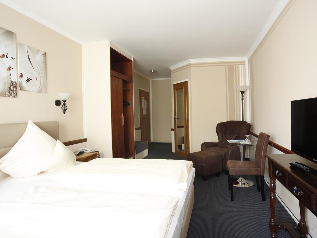 Hotel Garni Zum Gockl Unterfoehring Exterior photo