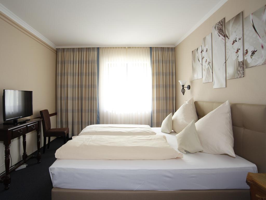 Hotel Garni Zum Gockl Unterfoehring Exterior photo