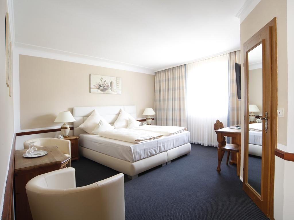 Hotel Garni Zum Gockl Unterfoehring Exterior photo